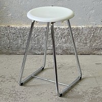 Okrągły stołek w stylu bauhaus