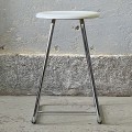 stolek-z-tworzywa-i-chromu-smedbo-werzalit-design-005.jpg