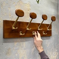 Wieszak ścienny z drewna egzotycznego 