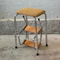 tapicerowany-stolek-z-drabinka-ze-schodkami-chrom-bauhaus-design-lata-70-80-001.jpg