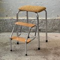 tapicerowany-stolek-z-drabinka-ze-schodkami-chrom-bauhaus-design-lata-70-80-002.jpg