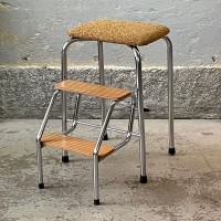 Tapicerowany niklowany stołek ze składaną drabinką 
