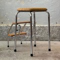 tapicerowany-stolek-z-drabinka-ze-schodkami-chrom-bauhaus-design-lata-70-80-005.jpg