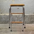 tapicerowany-stolek-z-drabinka-ze-schodkami-chrom-bauhaus-design-lata-70-80-006.jpg