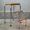 tapicerowany-stolek-z-drabinka-ze-schodkami-chrom-bauhaus-design-lata-70-80-010.jpg