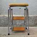 tapicerowany-stolek-z-drabinka-ze-schodkami-chrom-bauhaus-design-lata-70-80-012.jpg