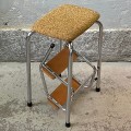 tapicerowany-stolek-z-drabinka-ze-schodkami-chrom-bauhaus-design-lata-70-80-013.jpg