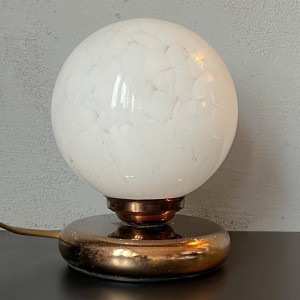 Lampka nocna z marmurkowym kulistym kloszem 