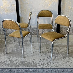 Modernistyczne krzesła z giętych chromowanych rurek