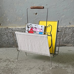 Tekstylny gazetnik na metalowej konstrukcji