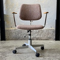 Obrotowe krzesło biurowe z drewnianymi podłokietnikami