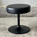 tapicerowany-stolek-podnozek-czarny-w-stylu-space-age-vintage-design-001.jpg