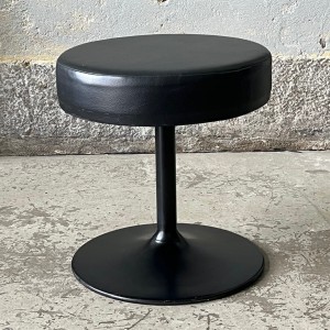 Czarny  tapicerowany stołek w stylu space age 