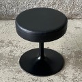 tapicerowany-stolek-podnozek-czarny-w-stylu-space-age-vintage-design-002.jpg