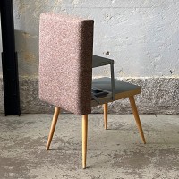 Tapicerowany stołek z ukrytą drabinką 