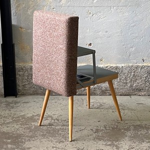 Tapicerowany stołek z ukrytą drabinką 